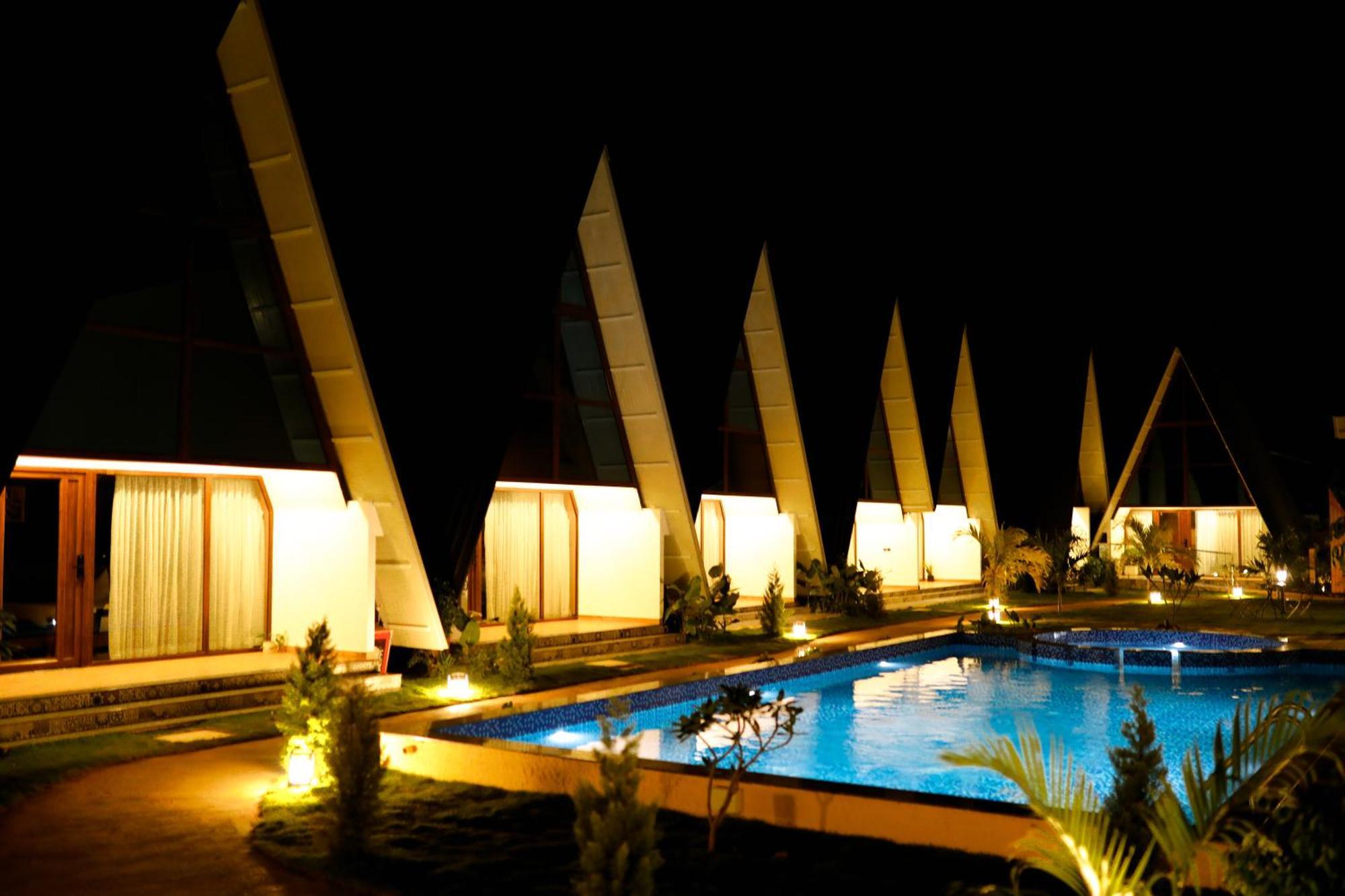 Leela'S 7Th Heaven Resort & Spa Trikunnapuzha Exteriör bild